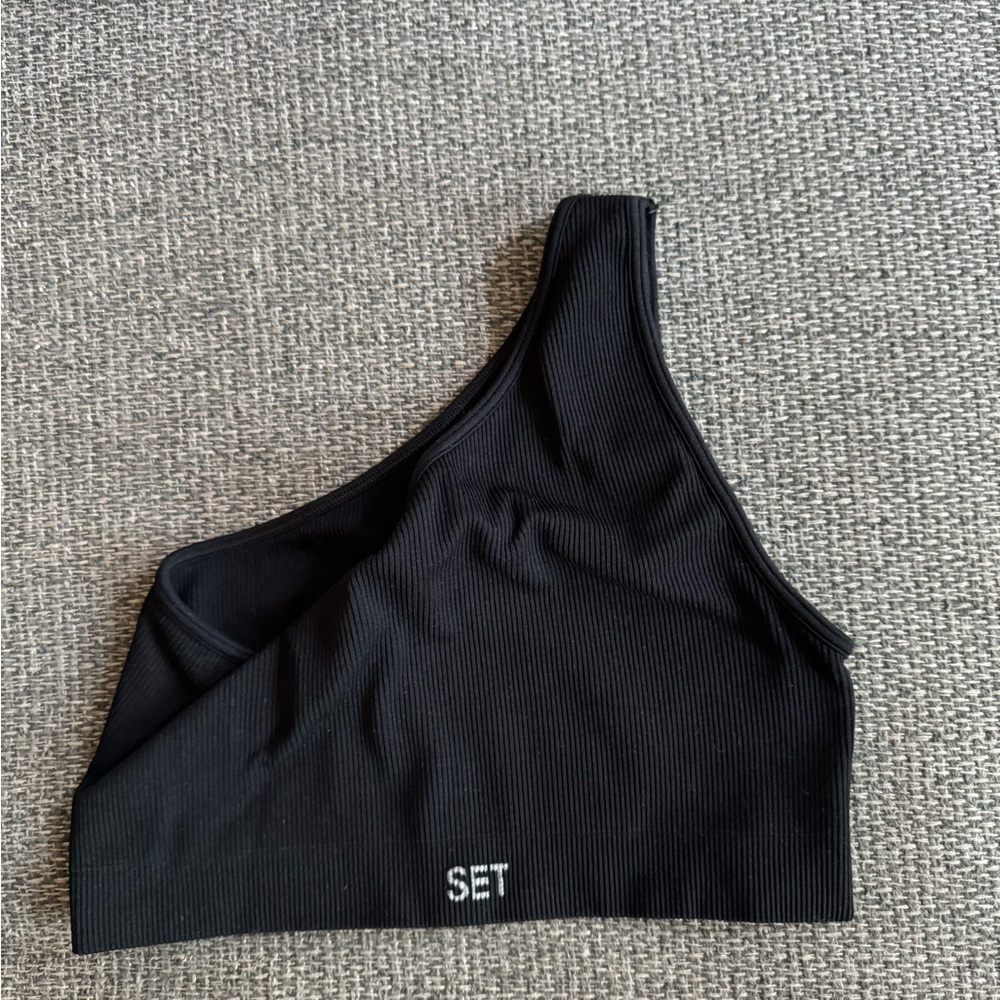 Ribbed one shoulders black sports bra